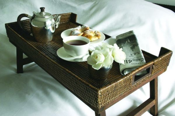 bed-bricka-breakfast-in-bed-tidningen-and-breakfast