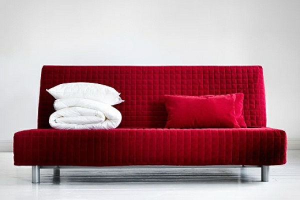 sofa-lova teigiamai-IKEA raudona spalva - fonas baltos spalvos