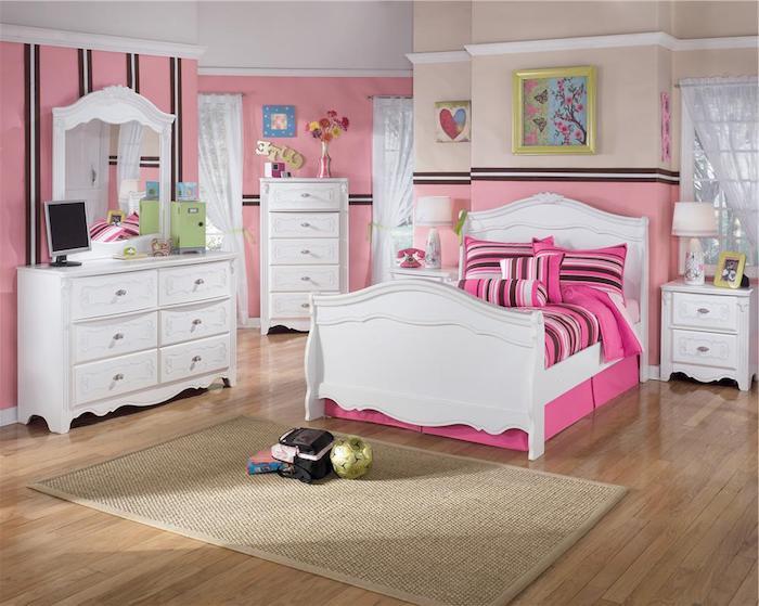gražūs kambariai - rožinės sienos ir balta lova, nedideli piešiniai ant sienų