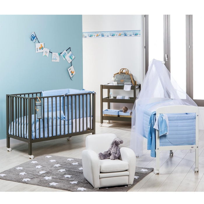 Gutter rom for to babyer, vegger i blått og hvitt, tre senger med hjul, ideer til innredning