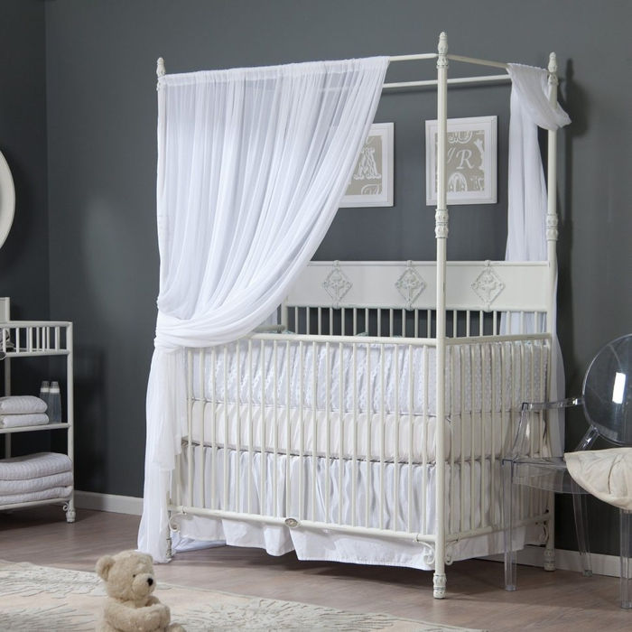 hvit baby seng med himmel, anlegg for baby rom, grå vegger, liten koselig leke