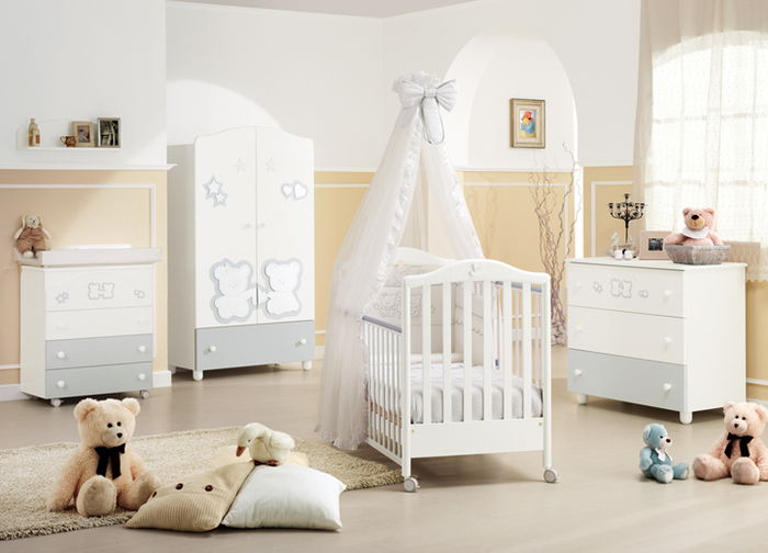 Papuoškite ir dekoruokite kūdikių kambarius, geltonos ir baltos spalvos sienas, baltus medinius baldus, smagius žaislus ant grindų, lova su baldakimu