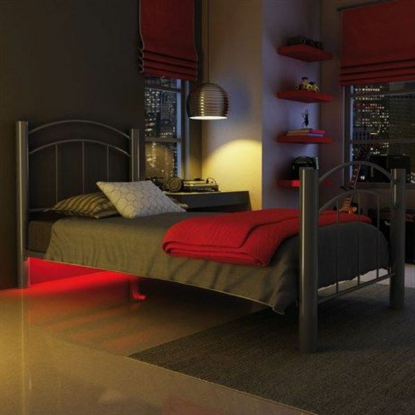 säng ljus-ledda-röd-Dukel-med-stor-bed-and-röd-tak