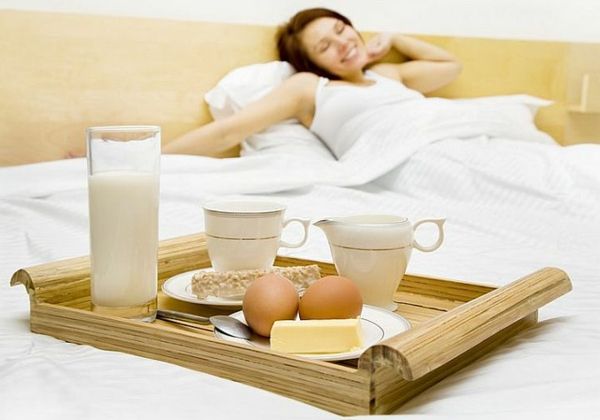 woman-som-in-bed-breakfast