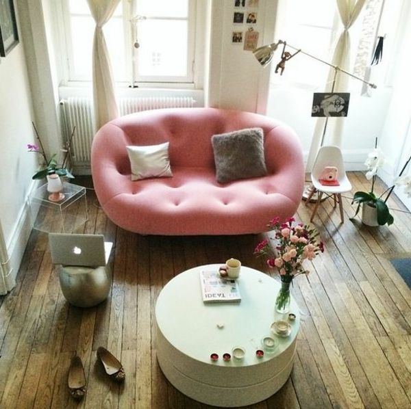 vardagsrum upprättat - soffa i rosa