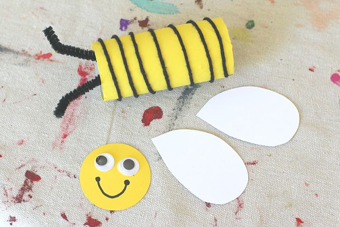 Crafting z dziećmi, prosty i kreatywny pomysł dla dzieci, materiały: rolka, papier i nici