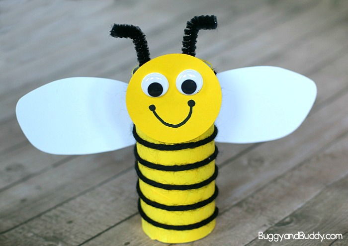 Utarbeide med barn, kreative DIY ideer, lage en bee out of roll, tråd og papir selv