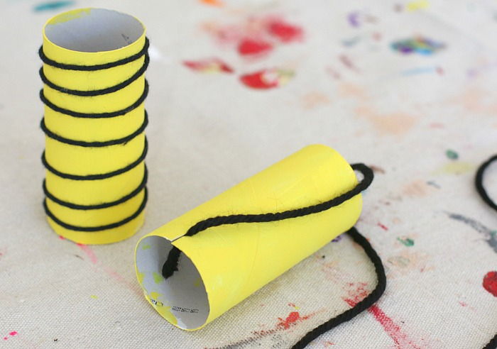 Att göra hantverk med barn, göra en bi ur en rulle och tråla dig själv, DIY idé för barn