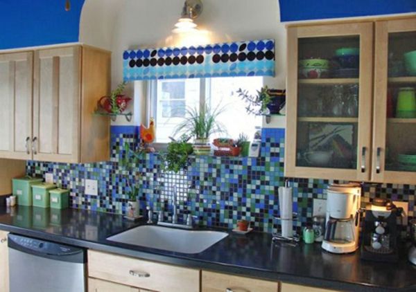 įdomi maža virtuvė su mėlynomis plytelėmis