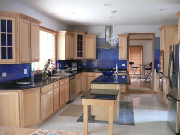 mooie keuken met blauwe muren en houten kasten