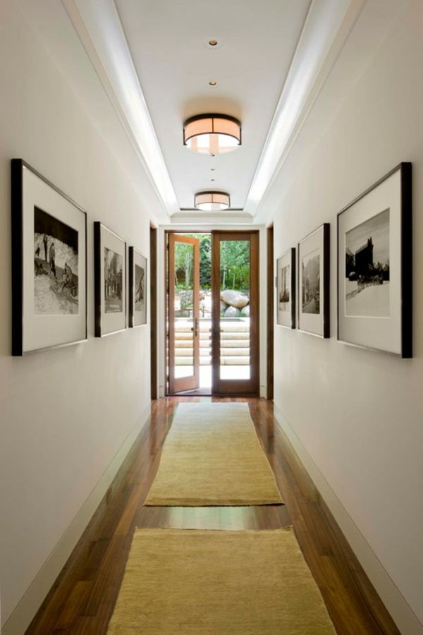 bild-med-svart-ram-i-korridoren med enkel design