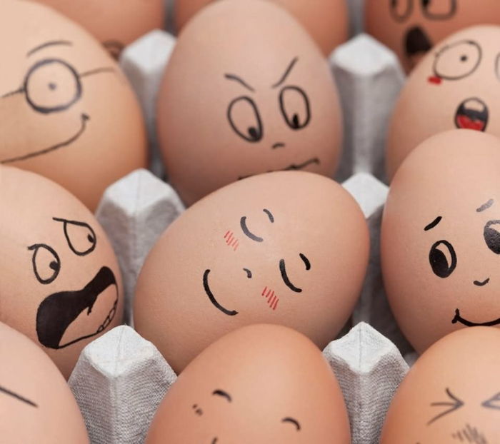 Ovos de Páscoa engraçados - um rosto flácido como na sala de aula na caixa de ovos