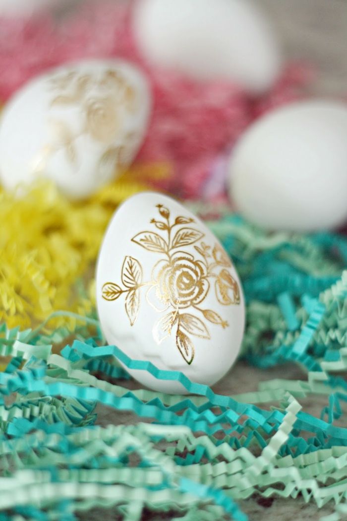 Ovos de Páscoa engraçados pintados com uma rosa de ouro, uma bela técnica