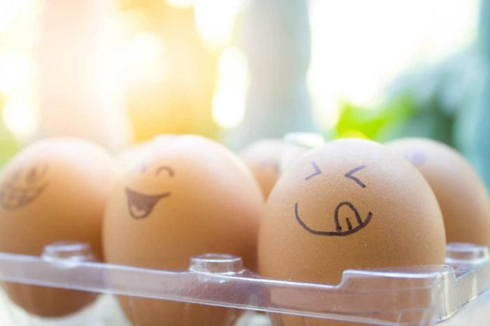 Engraçado ovos de Páscoa com rostos e diferentes faça você mesmo