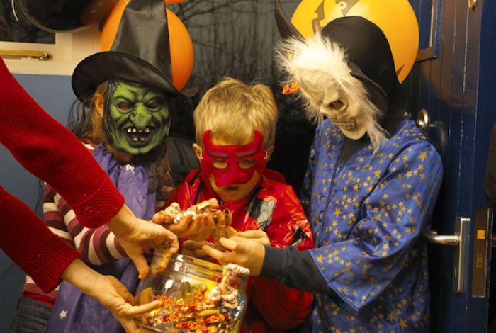 Imagens de Halloween - algumas crianças com máscaras assustadoras coleta de doces