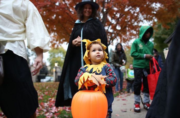Halloween-foto's van een klein meisje gekleed als een rietje pop