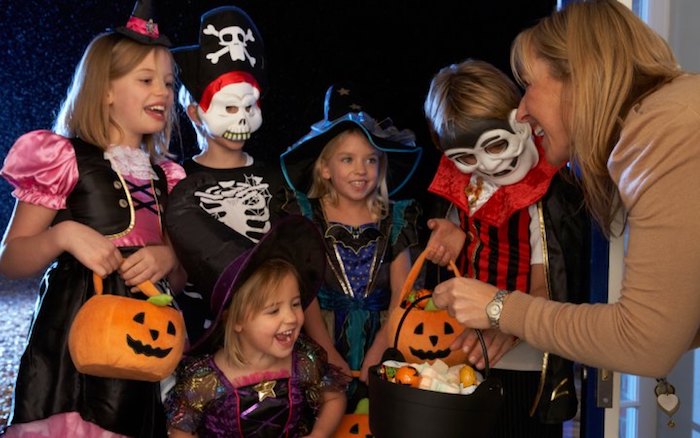 Imagens de Halloween com alguns monstrinhos recebendo doces
