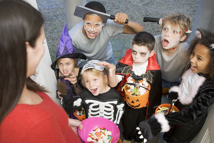 Halloween-afbeeldingen van een groep schattige kinderen die zich verkleden
