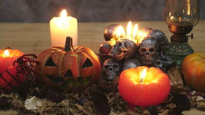 Imagens engraçadas de Halloween de uma decoração de Halloween assustador com velas