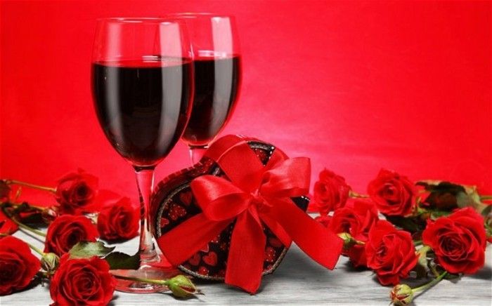 tapet for-valentine-to elegante vinglass-rød bakgrunn