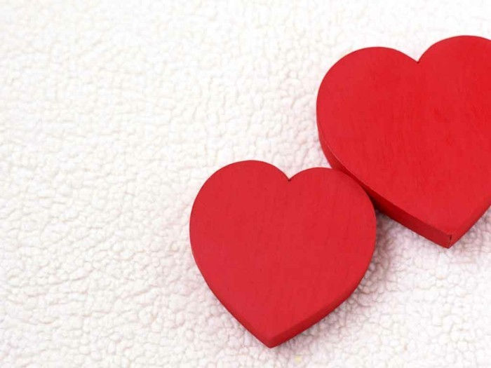 tapet for-valentine-to-rød-hjerte-hvit-bakgrunn
