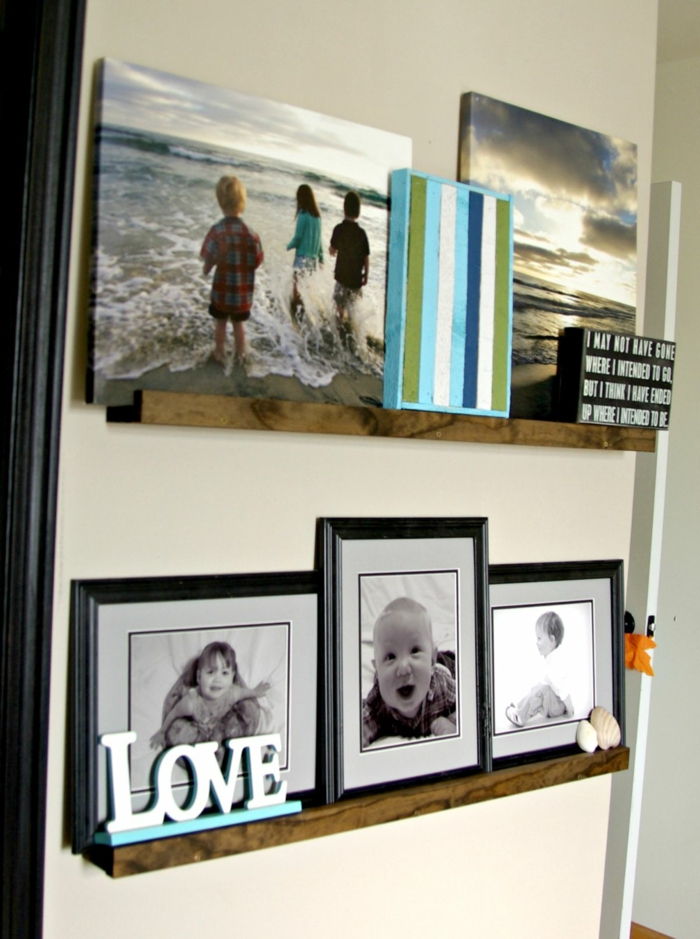 een citaat voor het gezin op zwart krijtbord en veel familiefoto's op de fotobar