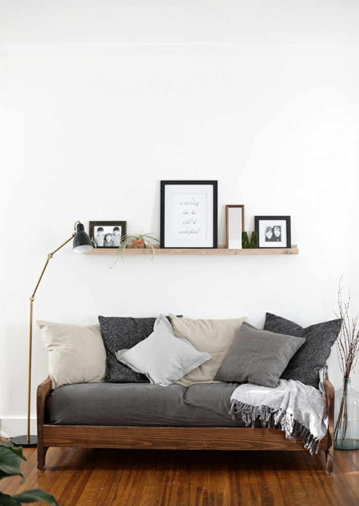 Sofa in grijze kleur, enkelkleurige kussens - picture bar met kleine bloempot
