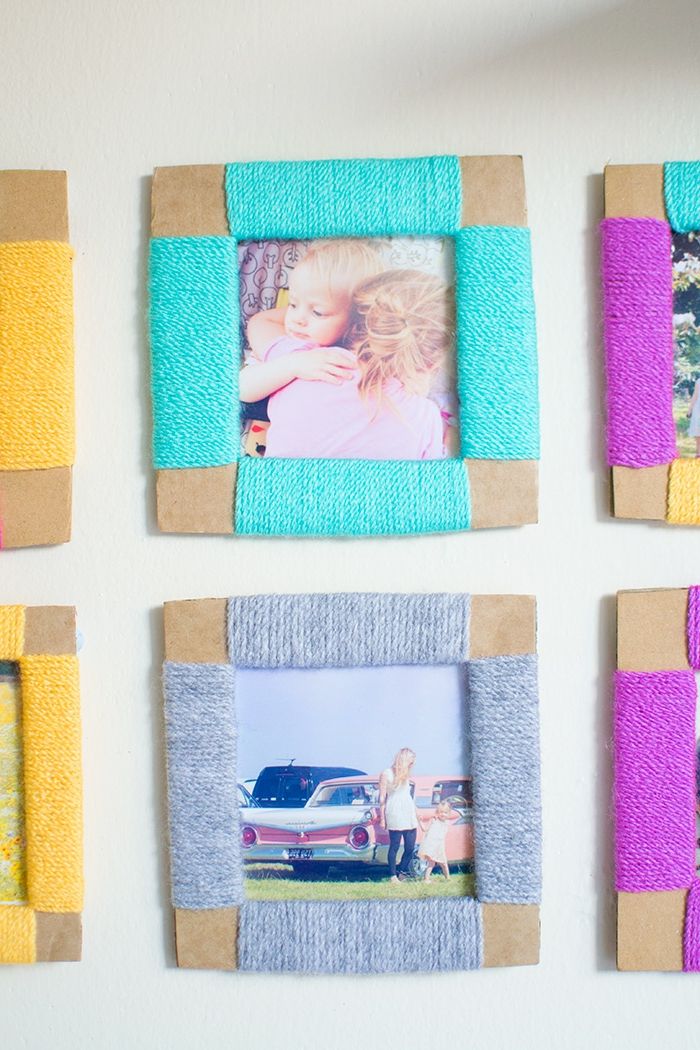 Renkli ipliklerle süslenmiş kartondan yapılmış kendi fotoğraf duvarınızı yapın