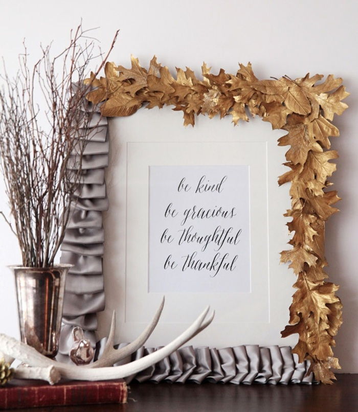 domáce fotorámček zdobený sivou mašľou a zlatými stromovými listami