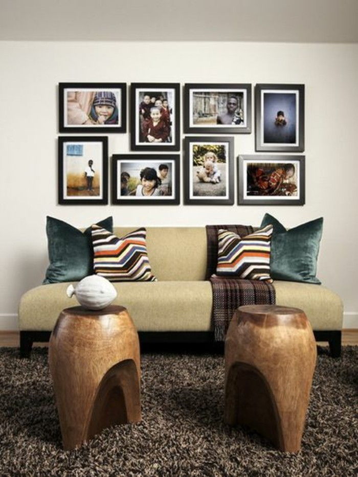 Cornice-parete-marrone chiaro-divani-tavole-di-legno-cuscino-tappeto