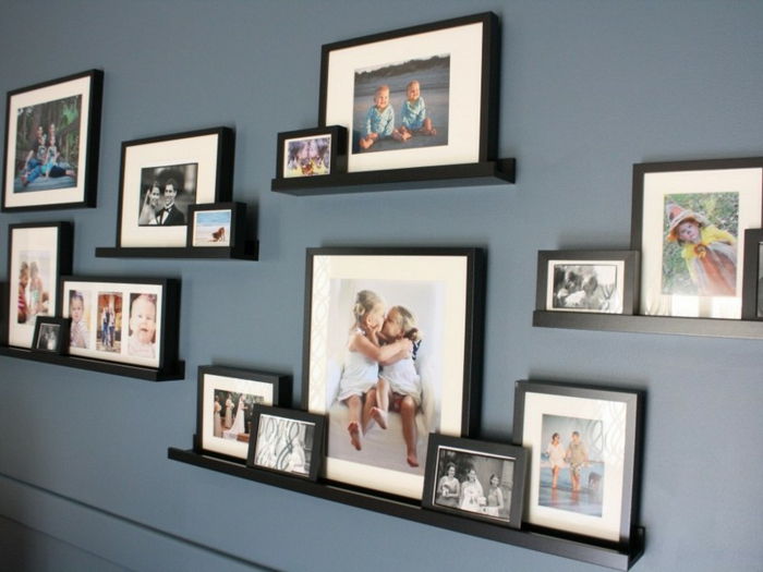 Plaats fotolijsten in verschillende formaten op een zwarte prikbord, grijze muur