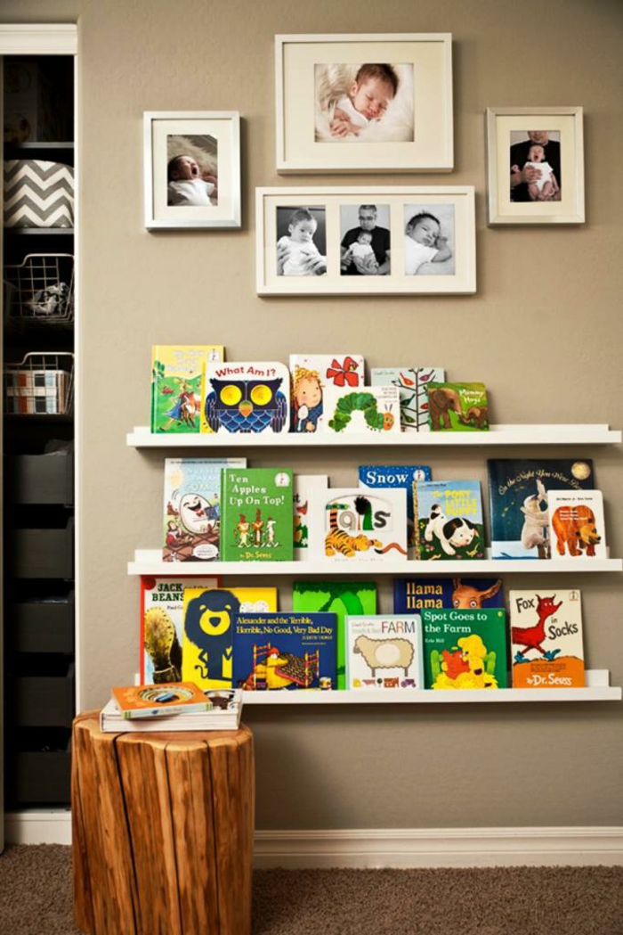 Fotobord met kinderboeken deco op beige muren voor een kleine jongen