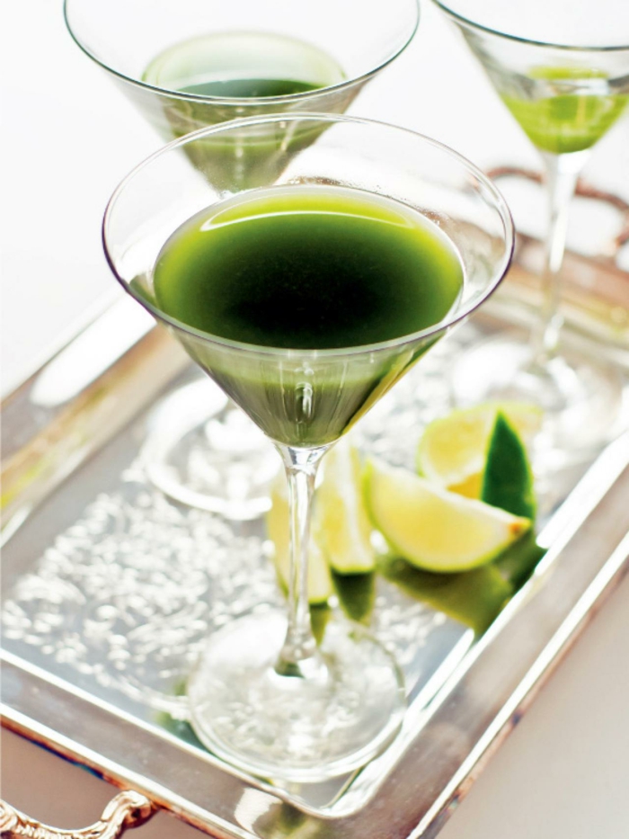 bio-ernæring-matcha-grønn-te-cocktail gruen-med-matcha-sitron-sukker-on-the-table