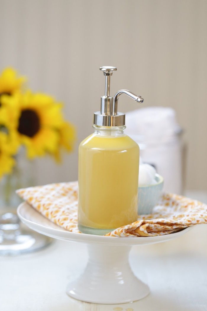 organisk kosmetika, duschgel med sheasmör och honung, kosmetisk flaska gjord av glas