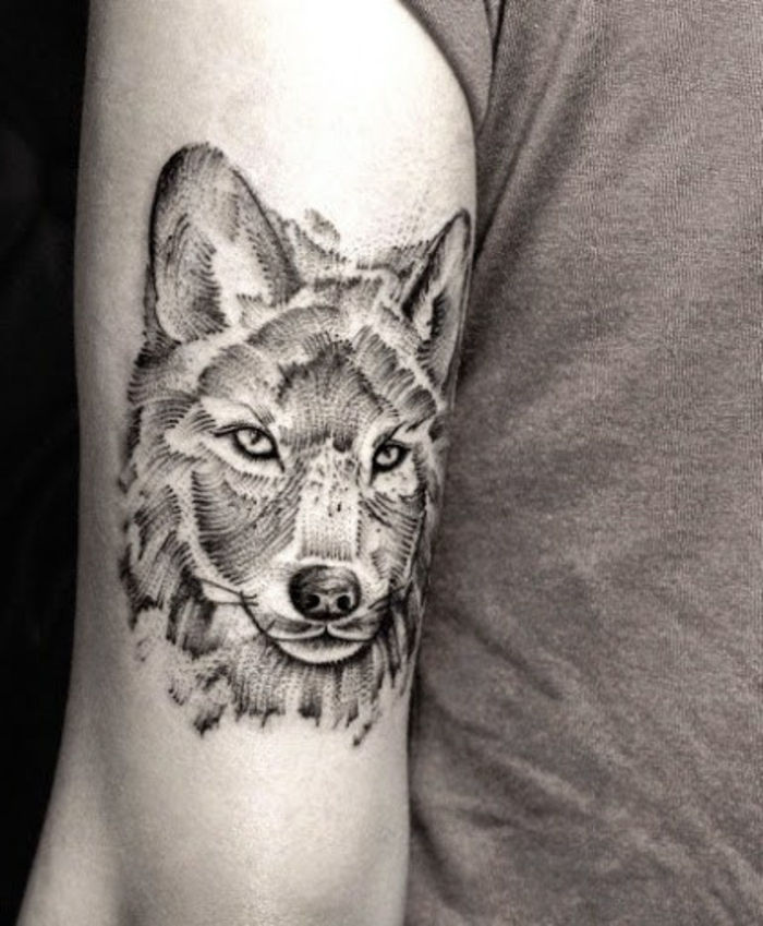 Iată o altă idee grozavă pentru un tatuaj de lup - un tatuaj gri, biceps