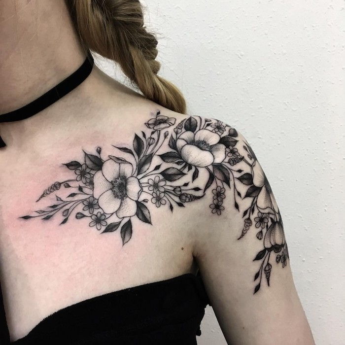 Tatuiruotė realistiška gėlių, kurios atrodo gana autentiškos ant peties