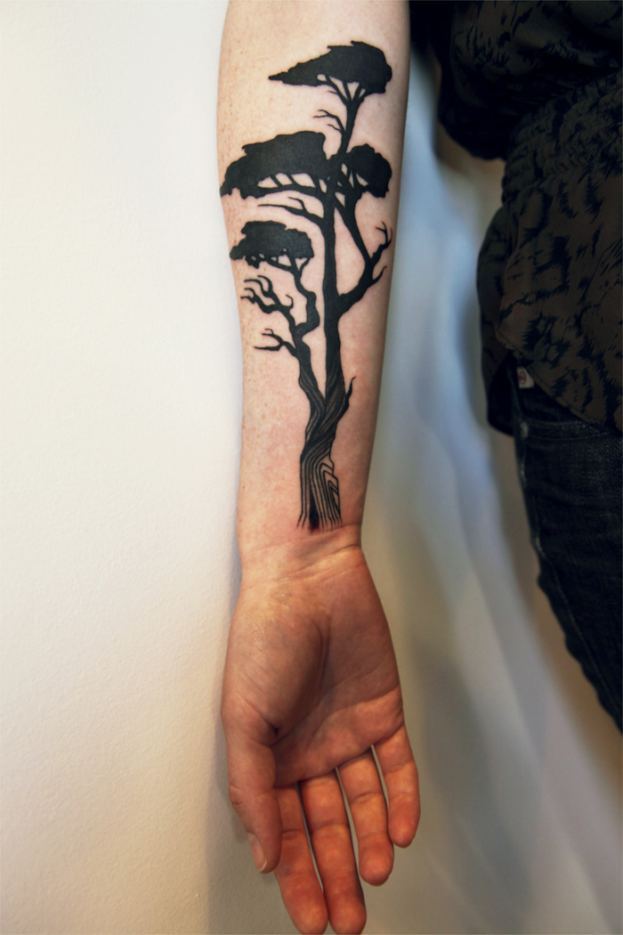 aukštas medis su plačiu kampu, siluetu tatuiruotė, realistiška jo rankoje