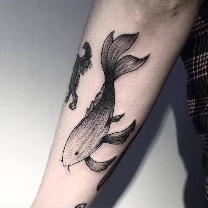 um peixe com três final bastante estranha forma original de tatuagem de trabalho preto