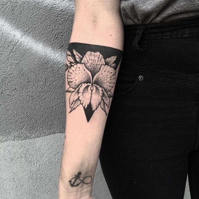 Black Work Tattoo algo para esconder - o nome de ex, por exemplo, tatuagem com flor