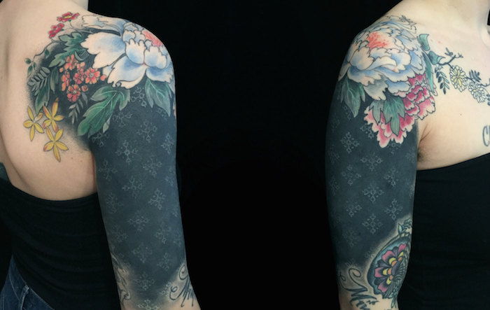 Juodojo darbo tatuiruotė su akvarelės tatuiruotėmis kartu su geometrine figūra