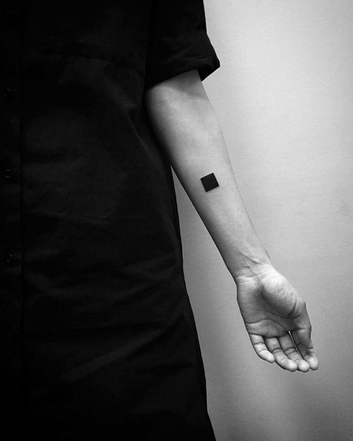 minimalistinė tatuiruotė kaip kvadratinė geometrinė tatuiruotė ant rankos
