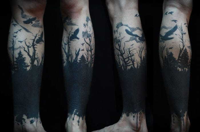 čierne tetovanie s celým príbehom rozpráva tetovacie štýly na nohe