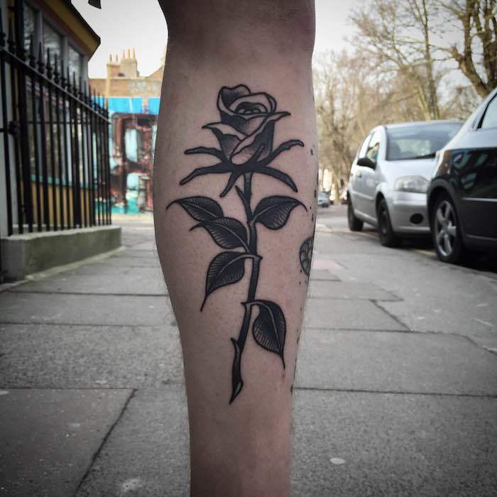 Tatuiruotės tipai - rožinė tatuiruočių detalė - gėlė ir lapai gana realistic