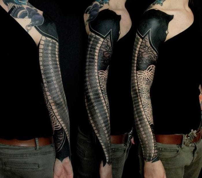 uma tatuagem como manga na tatuagem de cor preta geométrica com motivos abstratos