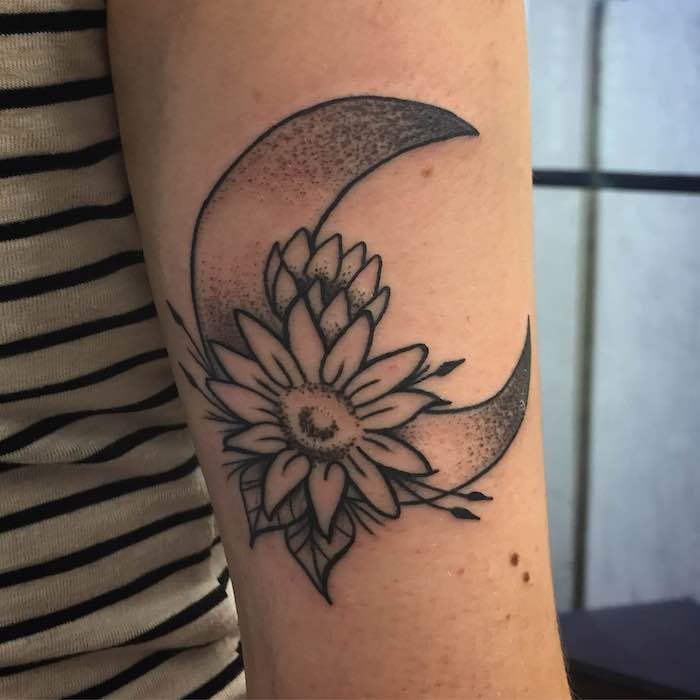 miela tatuiruotė su gėlių ir mėnulio tatuiruotės stiliais ant viršutinės rankos