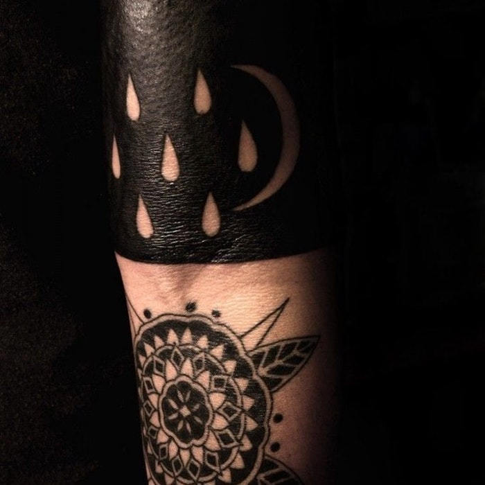 uma tatuagem de duas peças acima da chuva durante a noite com tatuagem de mandala no fundo da lua - estilos de tatuagem