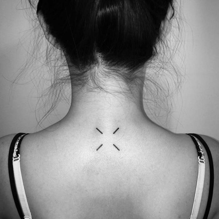 keturios eilutės formos minimalistinio tatuiruotės tatuiruotės geometrinis ant nugaros