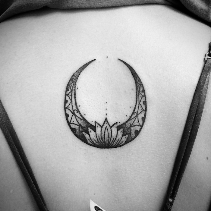 uma flor de lótus com folhas no círculo uma misteriosa tatuagem - estilos de tatuagem