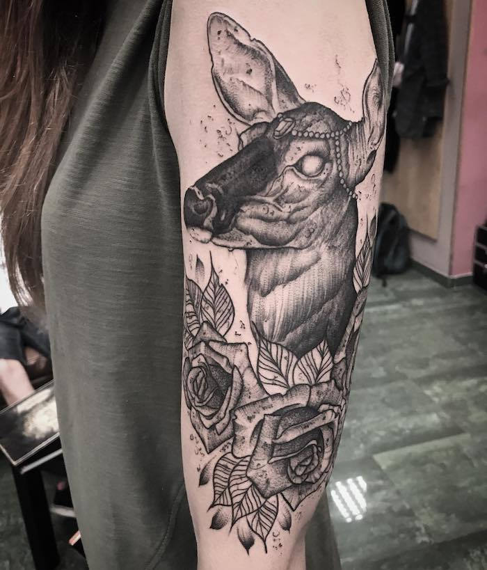jeleň s čelenkou vo vence s motívmi tetovanie pre dievčatá