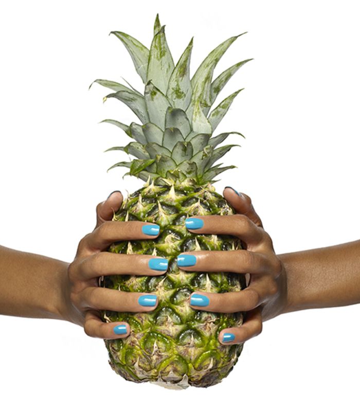 Sommer nagel design, blå neglelakk, flott manikyr, ananas som bakgrunn